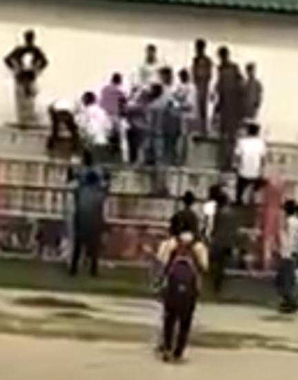 हमीरपुर में युवकों की सरेआम गुंडागर्दी,व्बायज स्कूल ग्राउंड में अकेले युवक पर हमला