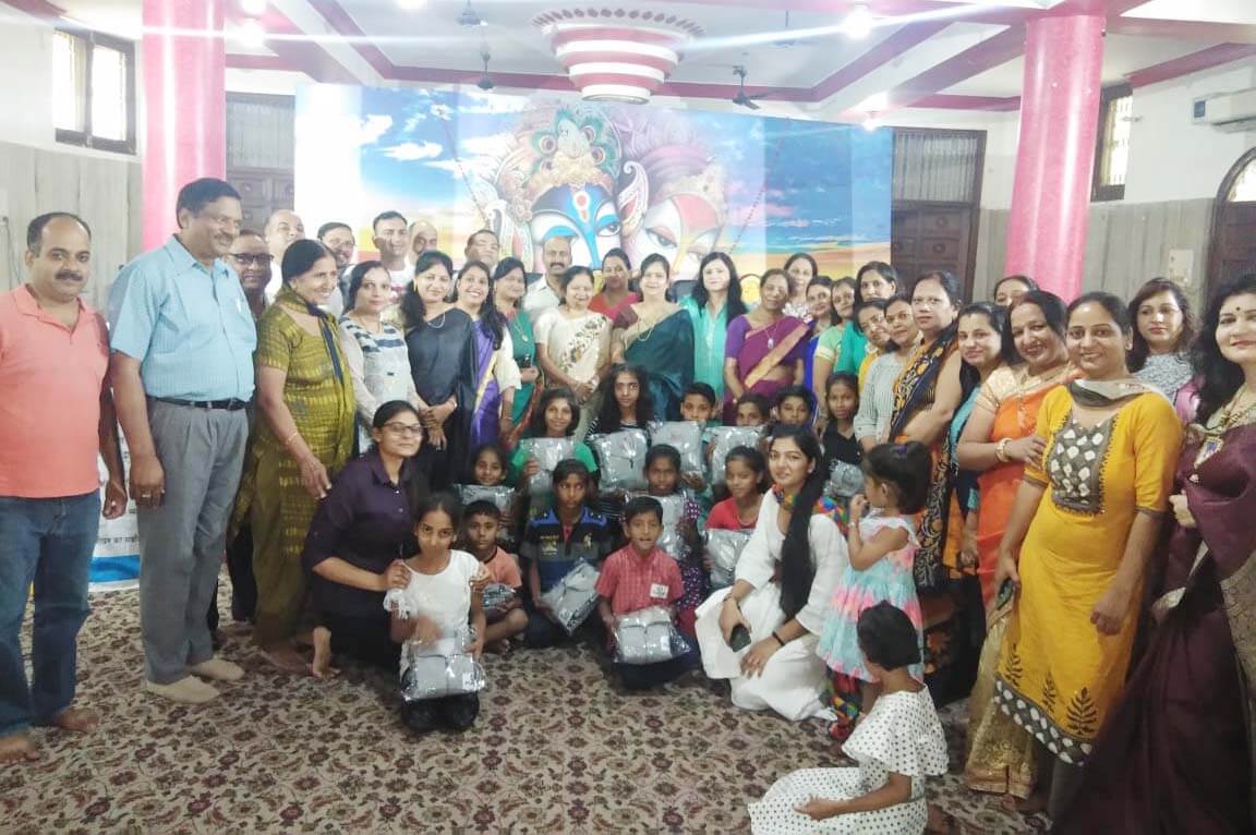 जेसीआई गोल्ड ने बांटे गरीब बच्चों को टै्रक सूट