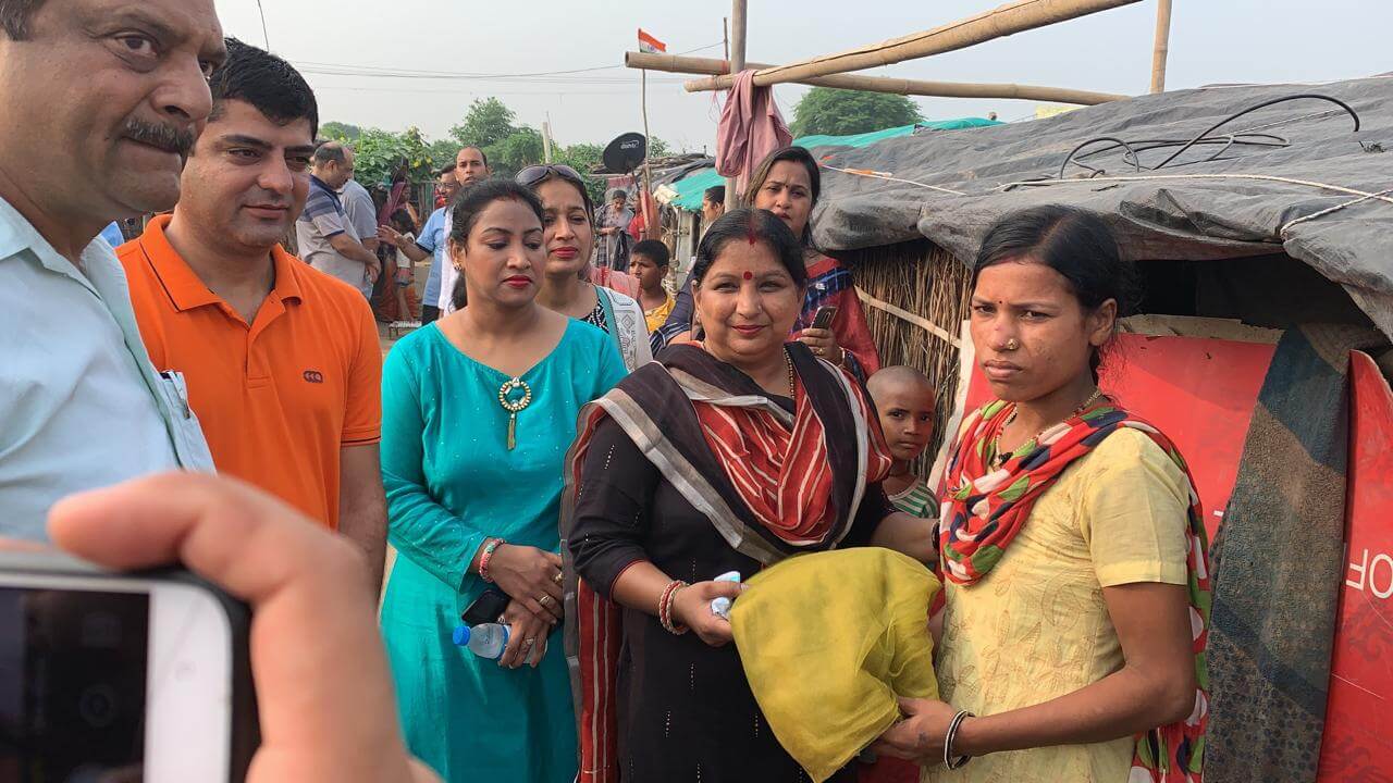 जेसीआई गोल्ड महिला विंग ने बांटी गरीब बस्तियों में सैनेटरी पैड व मच्छरदानियाँ