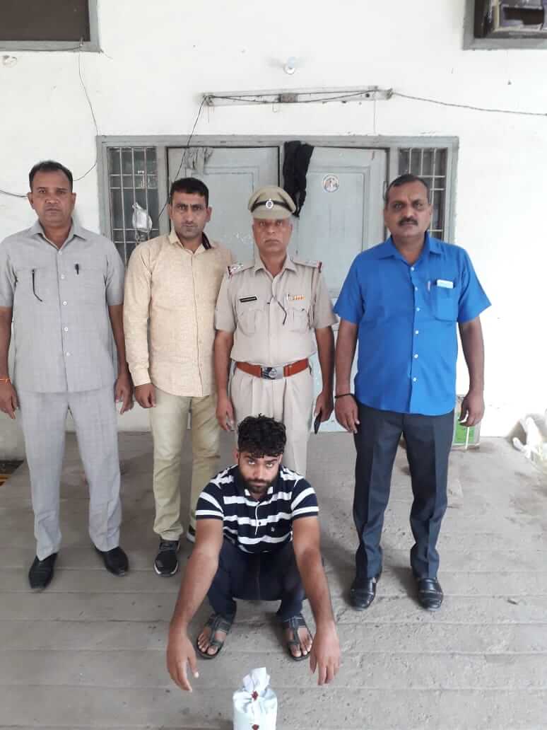 मोटर साईकिल पर सवार आरोपी को 1.500 किलोग्राम चुरापोस्त के साथ पुलिस ने किया गिरफतार