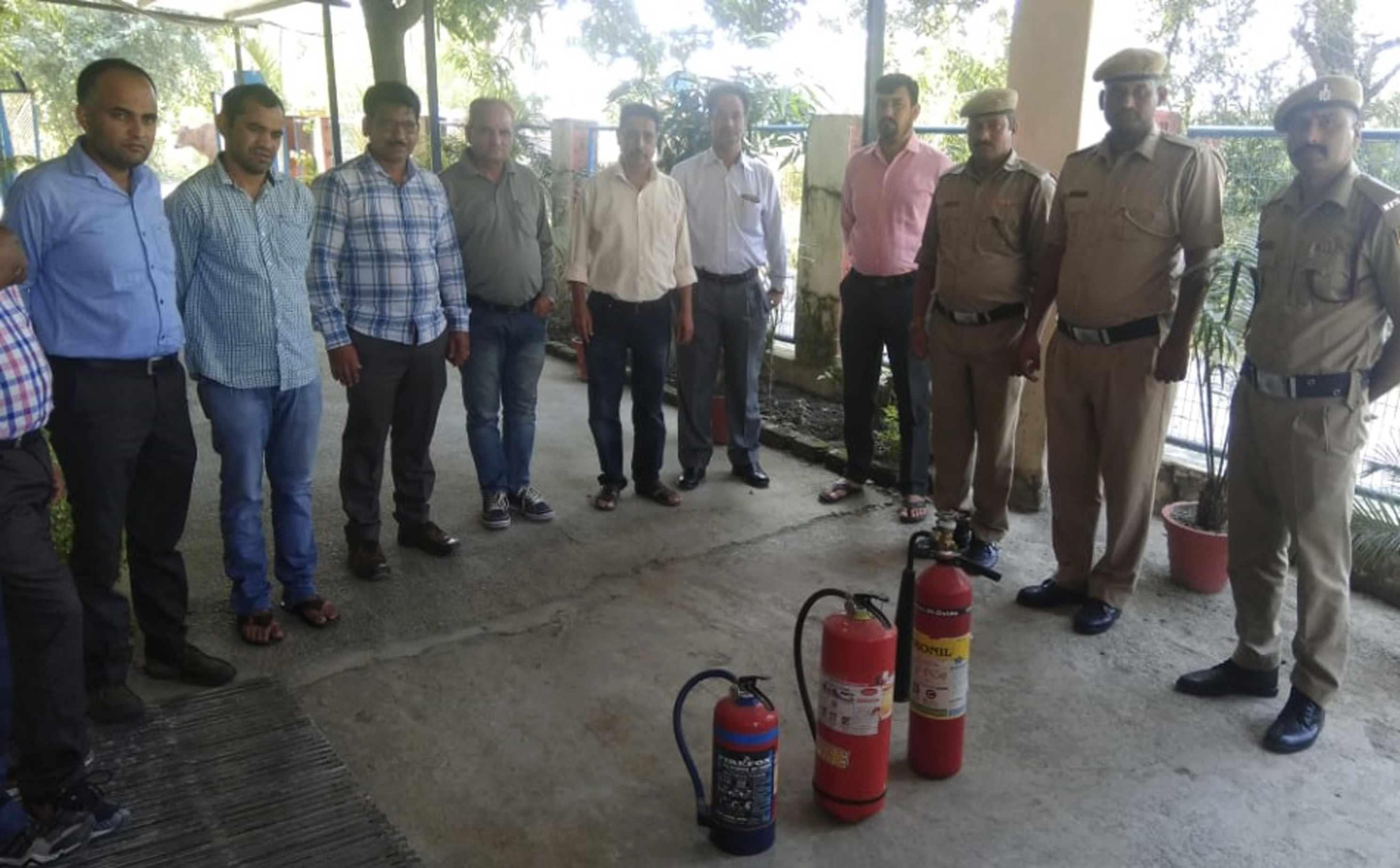 उद्यान विभाग के कर्मचारियों को दिए आग से निपटने के टिप्स
