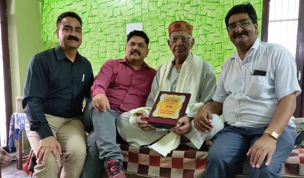 वरिष्ठ नागरिक जे.पी. जोशी को कल्याण विभाग ने किया सम्मानित