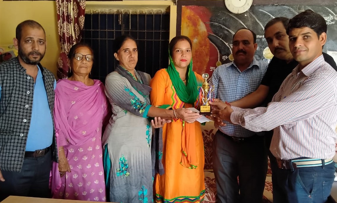 प्राथमिक शिक्षा साई की ट्यूटर वंदना को किया समानित