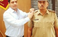 एसपी ने उप-निरीक्षक की पदौन्नती पर कर्मचारी को स्टार लगा कर किया सम्मानित