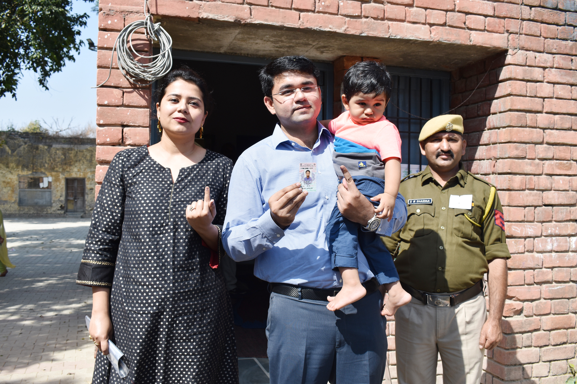 जिला निर्वाचन अधिकारी ने अपनी धर्मपत्नी प्रांजल के साथ किया मतदान
