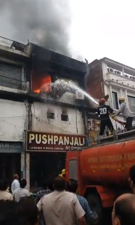 पुष्पांजलि आर्ट एंपोरियम में लगी भयानक आग