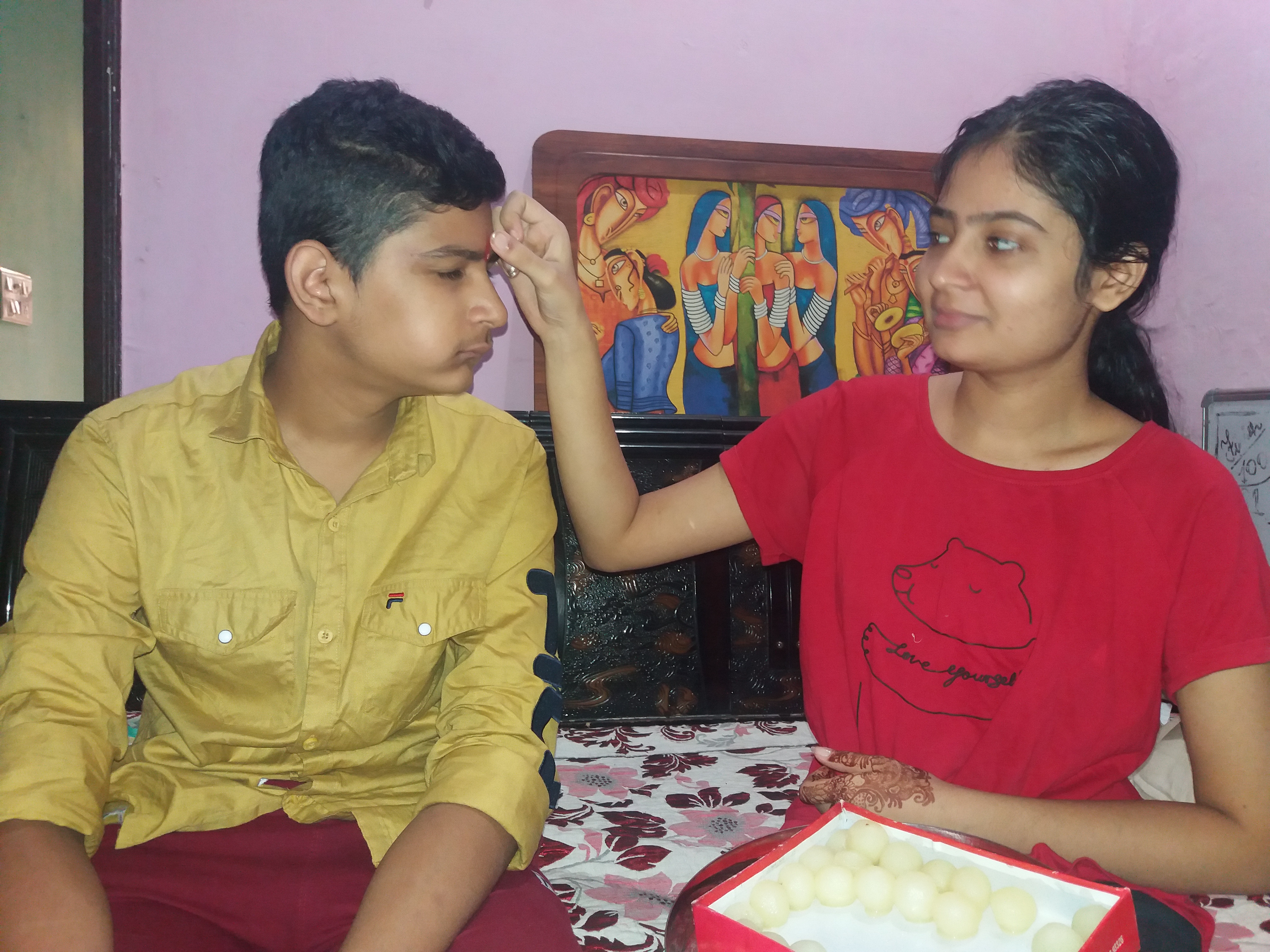 भाई बहन के प्यार का प्रतीक भैया दूज पर्व हर्षोल्लास के साथ मनाया