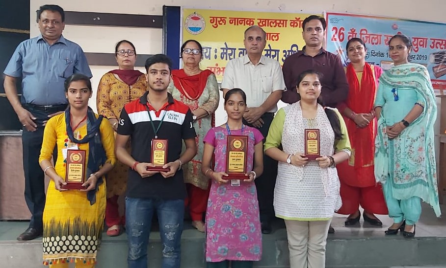 मेरा वोट मेरा अधिकार विषय पर विद्यार्थियों ने दिया भाषण
