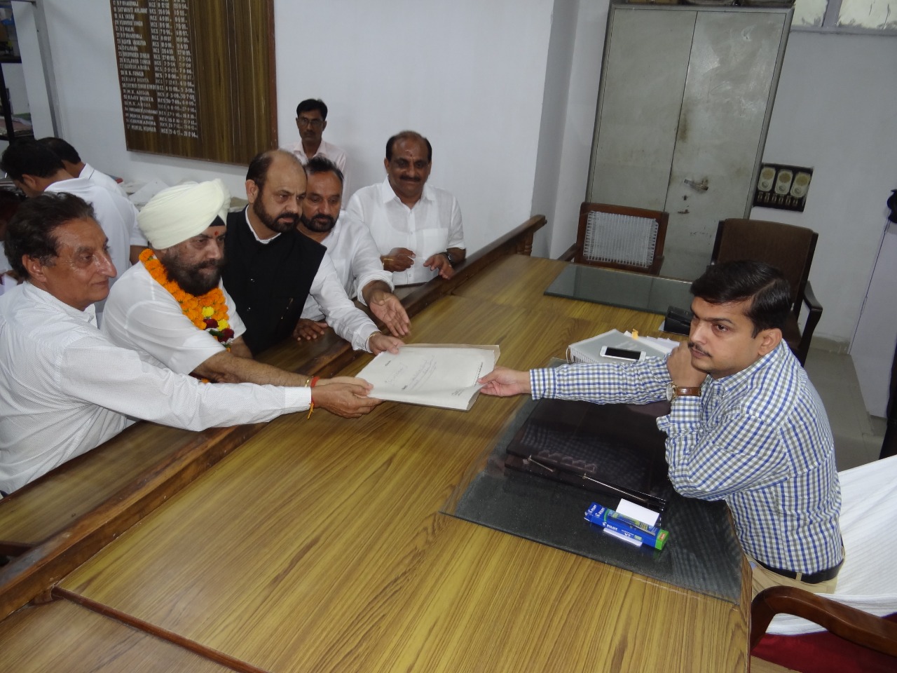 चुनावी समर में मुख्यमंत्री मनोहर के सामने कांग्रेस के त्रिलोचन ने ठोकी ताल  विकास कार्यों को लेकर बहस की चुनौती दी मुख्यमंत्री को