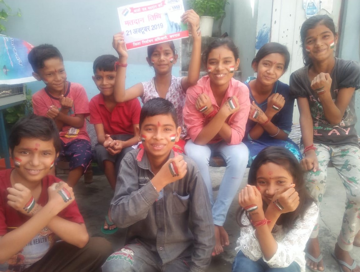 दुर्गा अष्टमी पर कन्या पूजन के माध्यम से दिया मतदान करने का संदेश