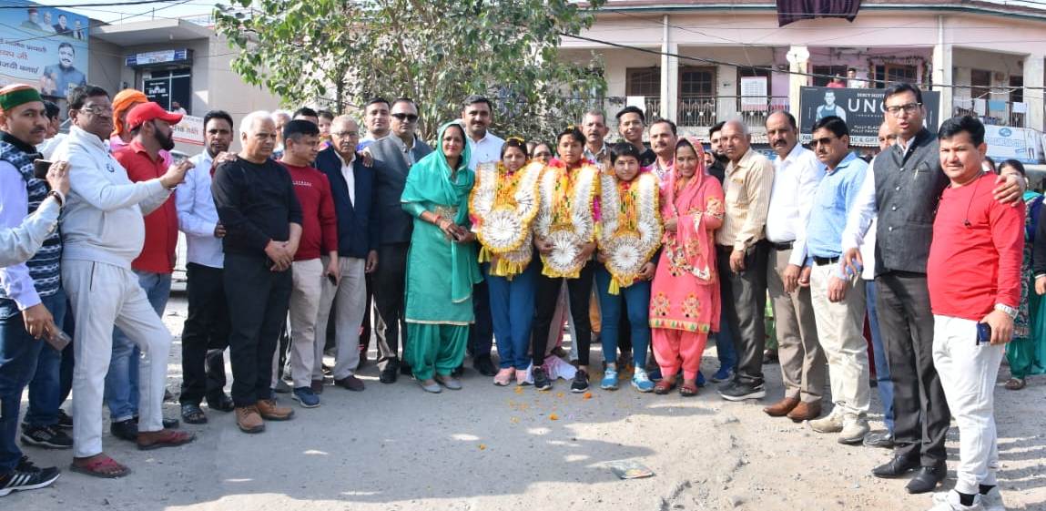 हिमाचल की दंगल गल्र्स का बददी पहुंचने पर नागरिक अभिनंदन