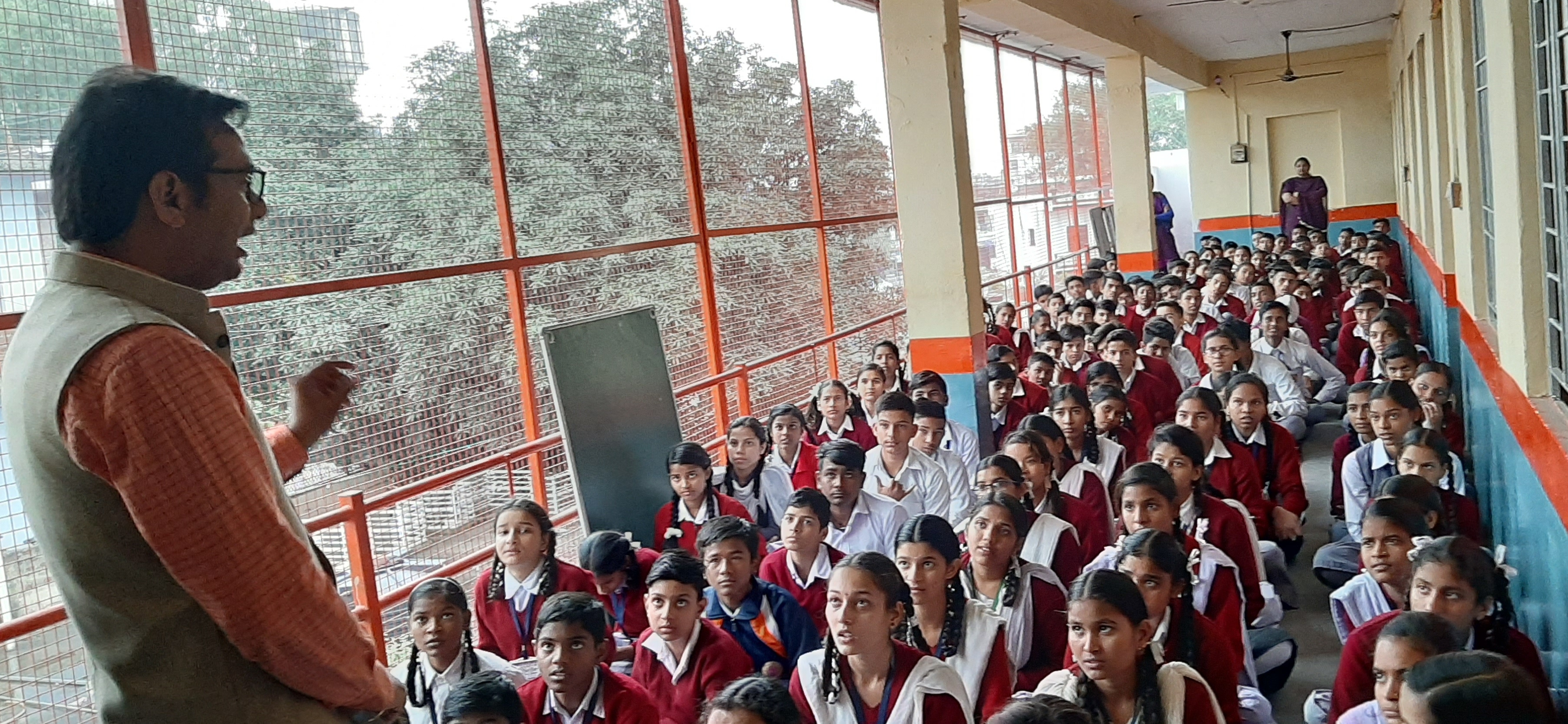 संविधान दिवस पर सरस्वती विद्या स्कूल में संगोष्ठी का आयोजन