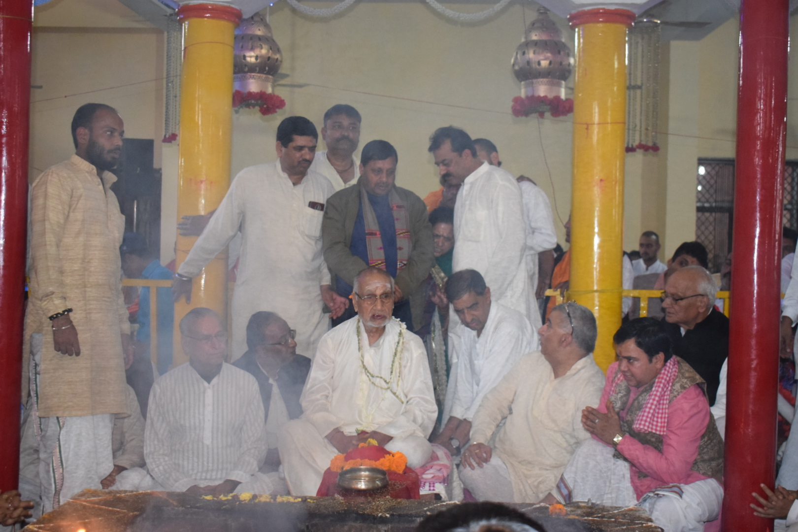 डेरा बाबा रुद्रानंद में वीरेंद्र कंवर ने धूने पर शीश झुकाया