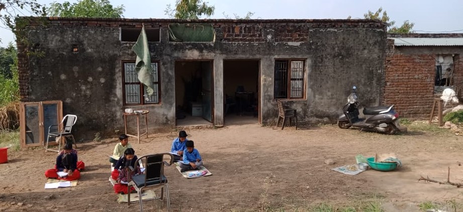 नालागढ़ के गुरदासपुर गांव में सरकारी स्कूल का अपना कोई भवन नहीं, बच्चे खुले आसमान के नीचे पढ़ने को मजबूर