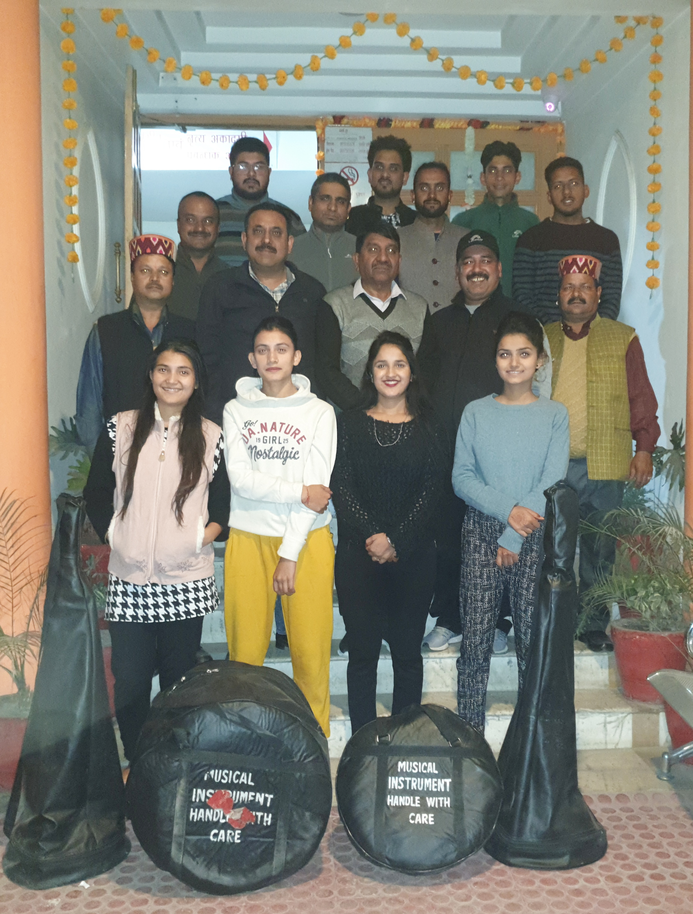 सूत्रधार कला संगम कुल्लू का 16 सदस्यीय दल इटारसी मध्य प्रदेश के लिए रवाना