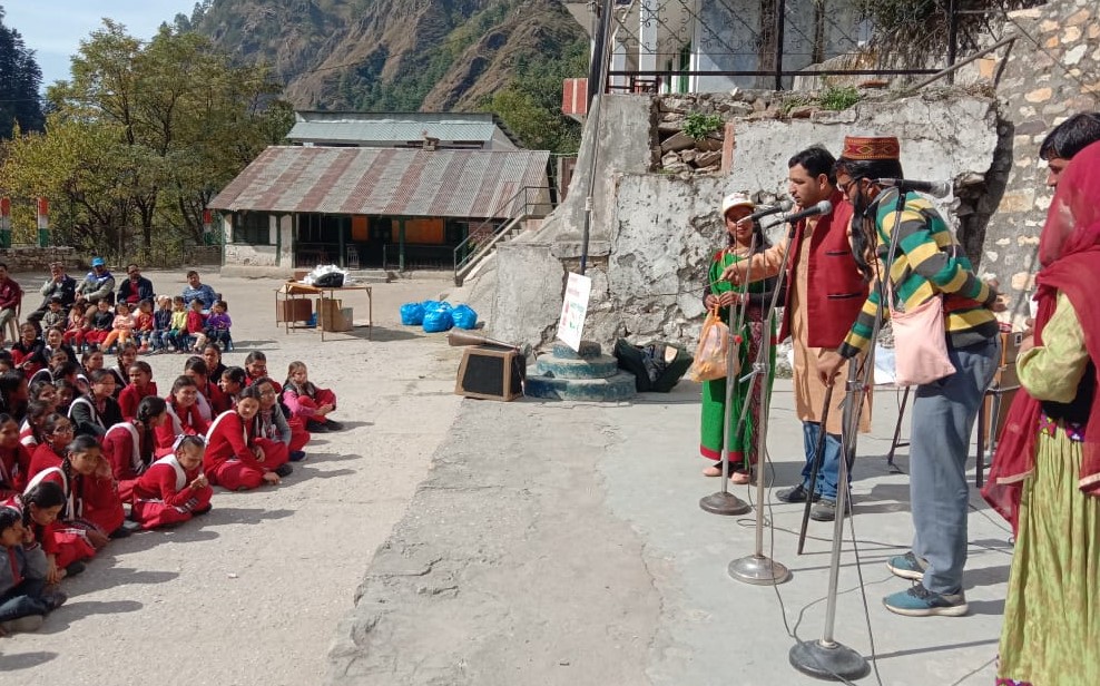 भारत स्वच्छ पर्यटन विषय पर स्वच्छता के प्रति पर्यटकों व स्थानीय लोगों को किया जागरूक