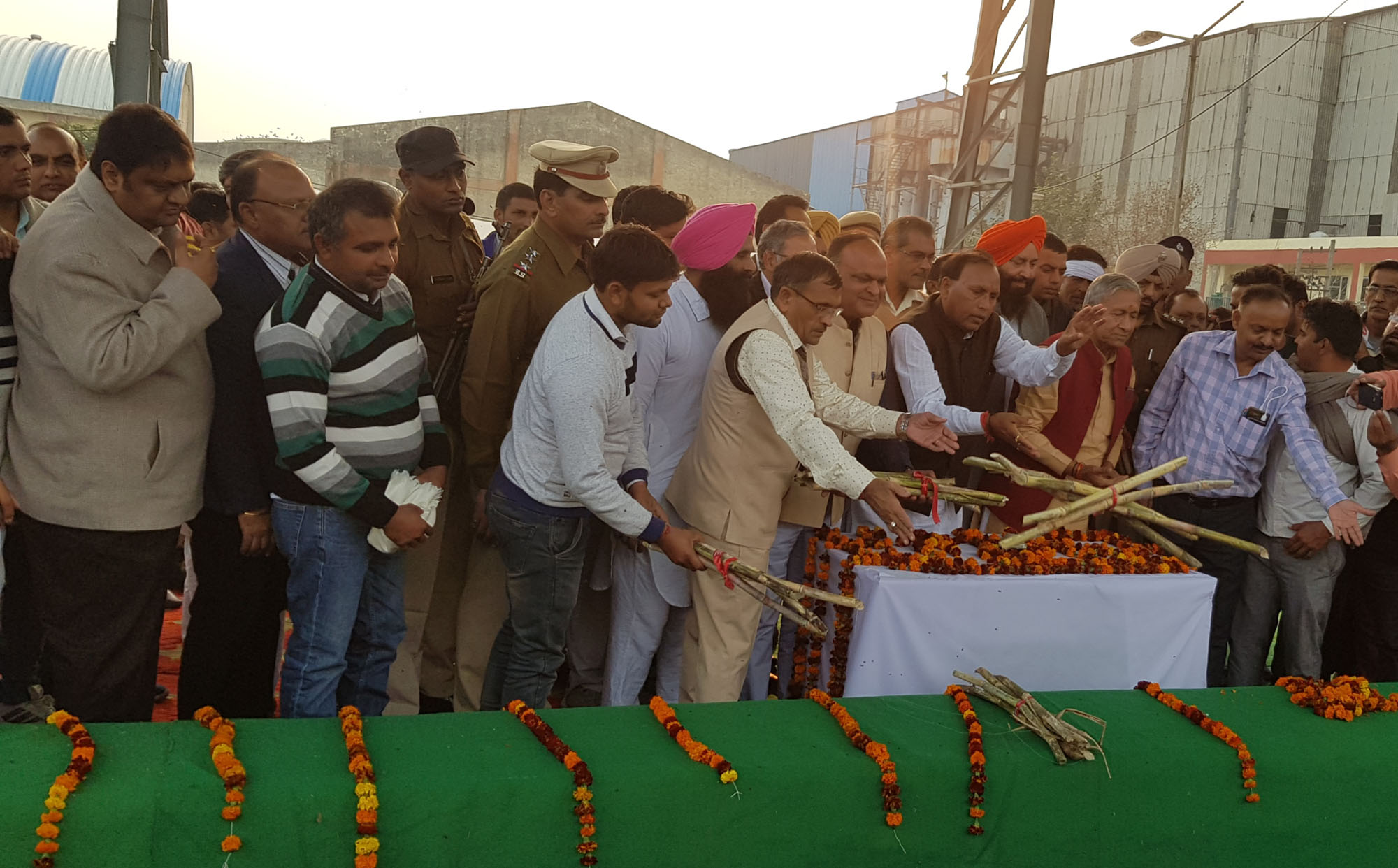 हैफेड चीनी मिल असंध के 12वें गन्ना पिराई सीजन का सहकारिता मंत्री डा. बनवारी लाल ने किया शुभारंभ