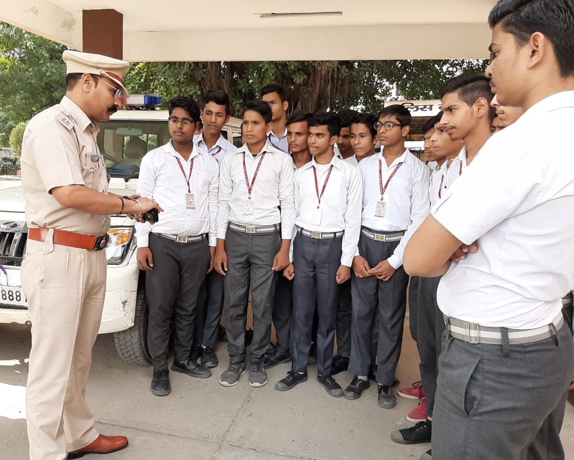 थाना प्रबंधकों ने वरिष्ठ नागरिकों की समस्याएं सुन किया उनका निपटारा