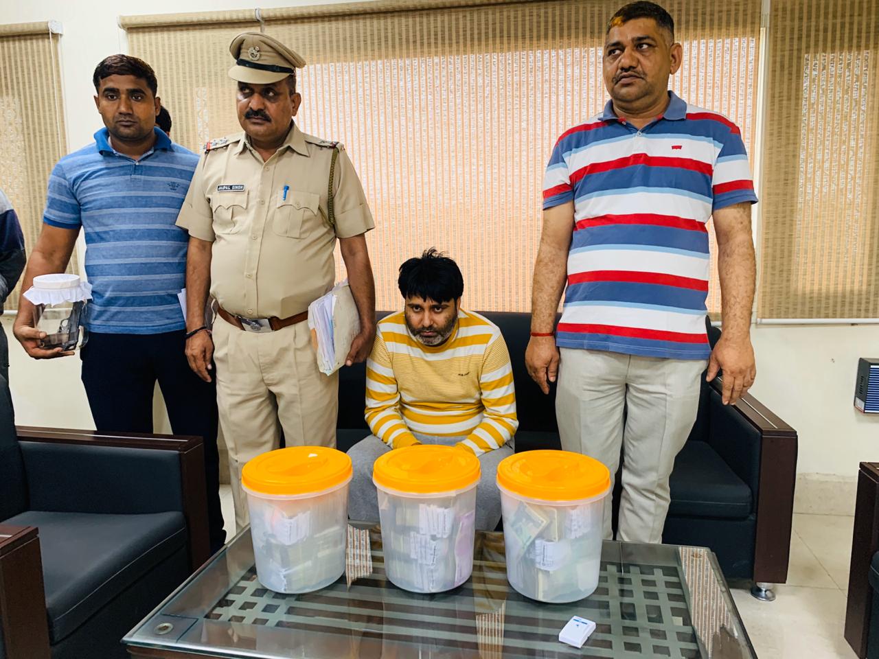 राईस मिल्ज के पैसों में सेंध लगाने वाला मिल्ज का एकाउंटेंट पत्नी सहित चढ़ा पुलिस के हत्थे, रूपये व सामान बरामद