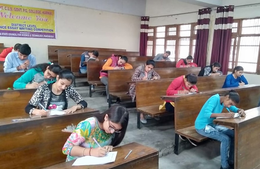 निबंध लेखन प्रतियोगिता में प्रियंका अव्वल