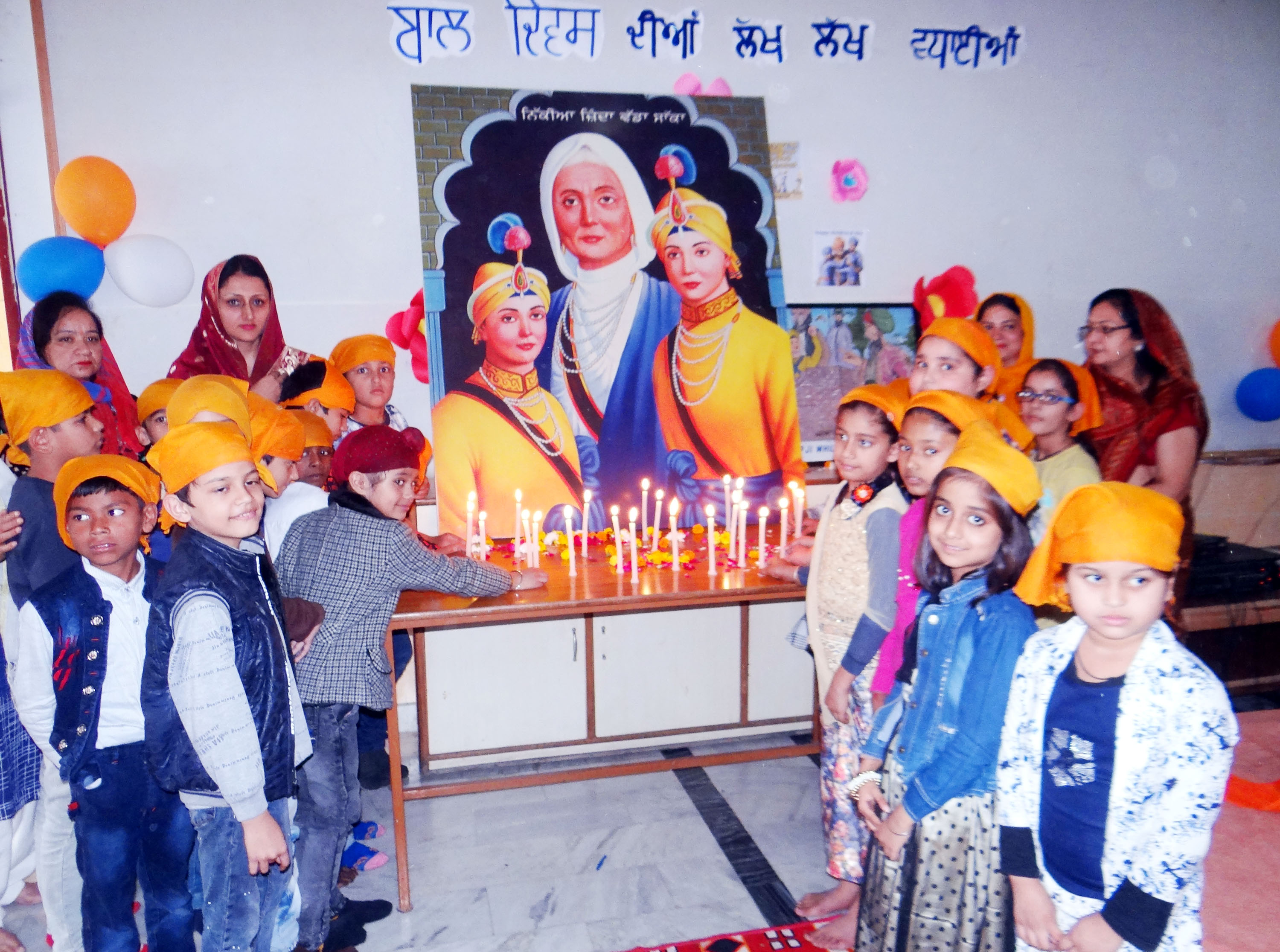 बाल दिवस पर मोमबत्तियां जलाकर चार साहिबजादों को किया याद
