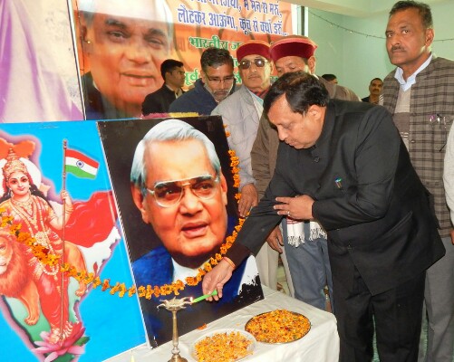 गांवों में सड़कों का जाल बिछाने का श्रेय अटल बिहारी वाजपेयी कोः वीरेंद्र कंवर 