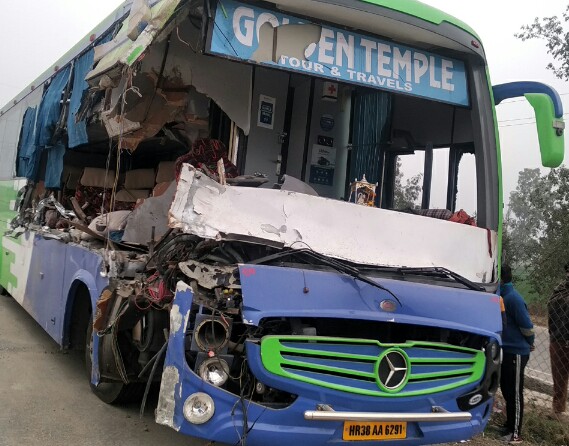 टूरिस्ट बस व हुंडई कार की ट्राले से हुई भिडंत, दो लोगो की मौत
