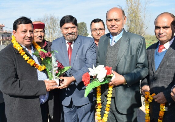 पंचायती राज मंत्री वीरेन्द्र कंवर ने एसएसआरवीएम स्कूल ऊना में पुरस्कृत किए मेधावी