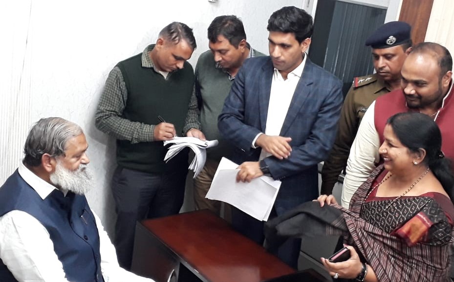 गृहमंत्री अनिल विज ने नगरनिगम कार्यालय में मारा छापा, चार अफसरों समेत पांच निलंबित