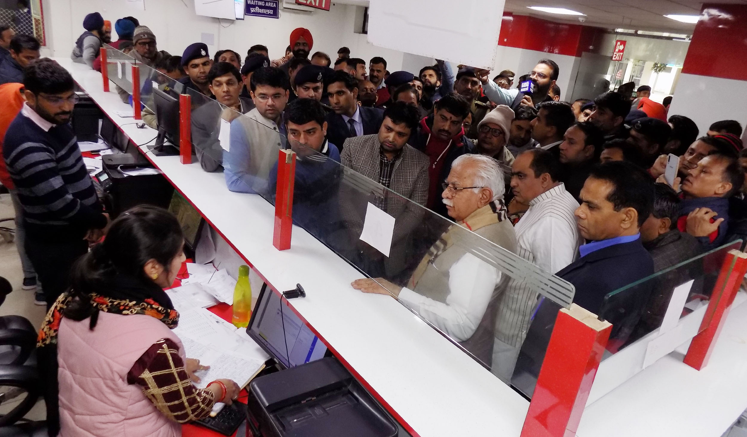 रजिस्ट्री की डिलीवरी में देरी पर तहसीलदार, नायब तहसीलदार व रजिस्ट्री क्लर्क को किया निलंबित