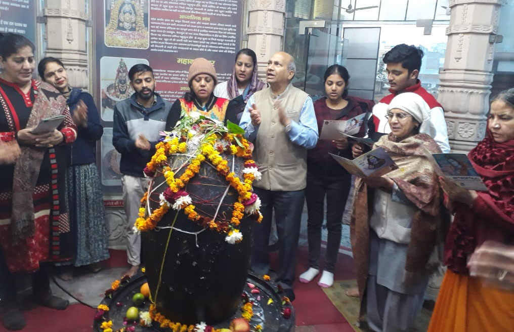 भोलेनाथ को करवाया पंचामृत स्नान