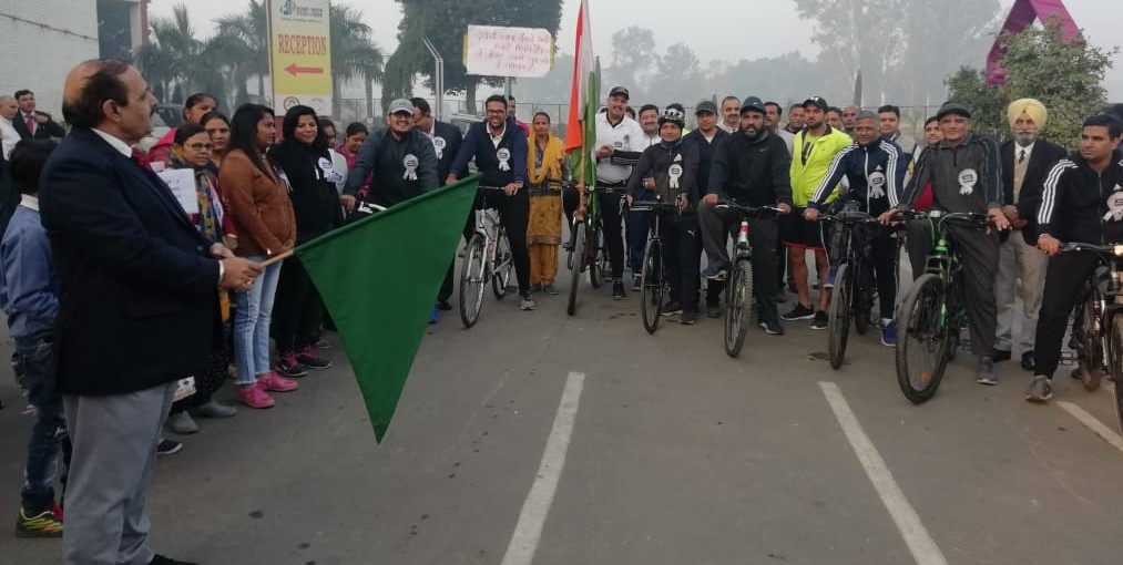 मौलक कर्तव्यों के बारे में जागरूकता फैलाने के लिए सर्वोच्च न्यायालय के वकीलों के सहयोग से मैराथन-कम-साइकल रैल का आयोजन