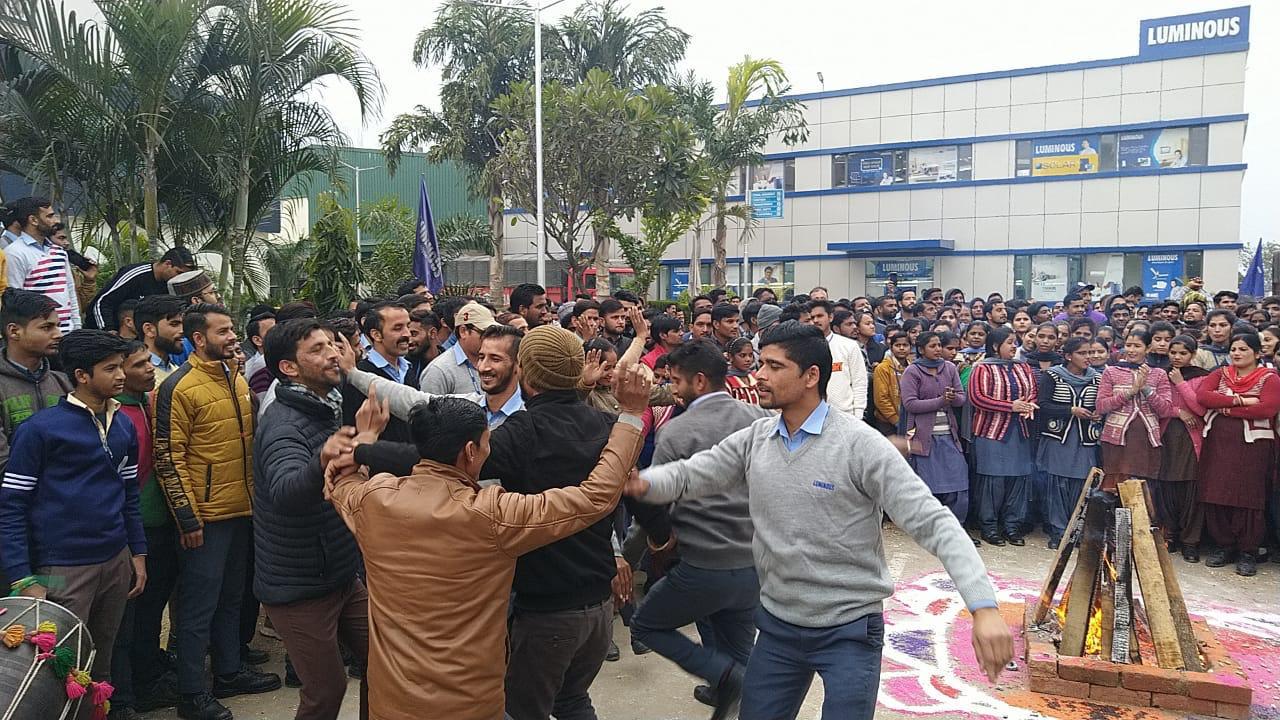 ल्यूमिनस उद्योग में नाच-गाकर व रेवडियां बांटकर मनाई लोहडी व सक्रांति