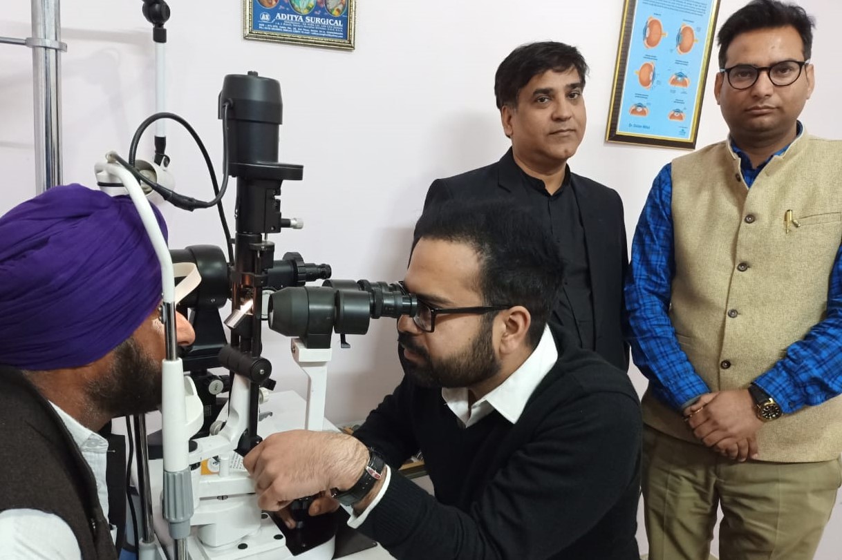 70 रोगियों के नेत्रों की जांच कर बांटे मुफत चश्मे व दवाईयां