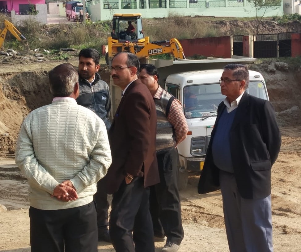 प्रदेश भाजपा अध्यक्ष सतपाल सिंह सत्ती क्षेत्रीय अस्पताल ऊना पहुंचकर मदर चाइल्ड केयर सेंटर के बनने वाले नए भवन का किया निरीक्षण