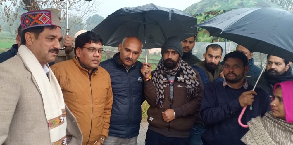 प्रशासनिक अधिकारियो सहित भारी बारिश के बाबजूद लिया टाहलीवाल में जायजा 
