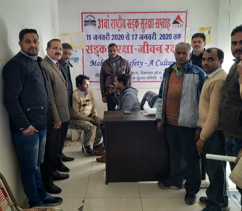 सड़क सुरक्षा सप्ताह के तहत वाहन चालकों की जांची आंखें
