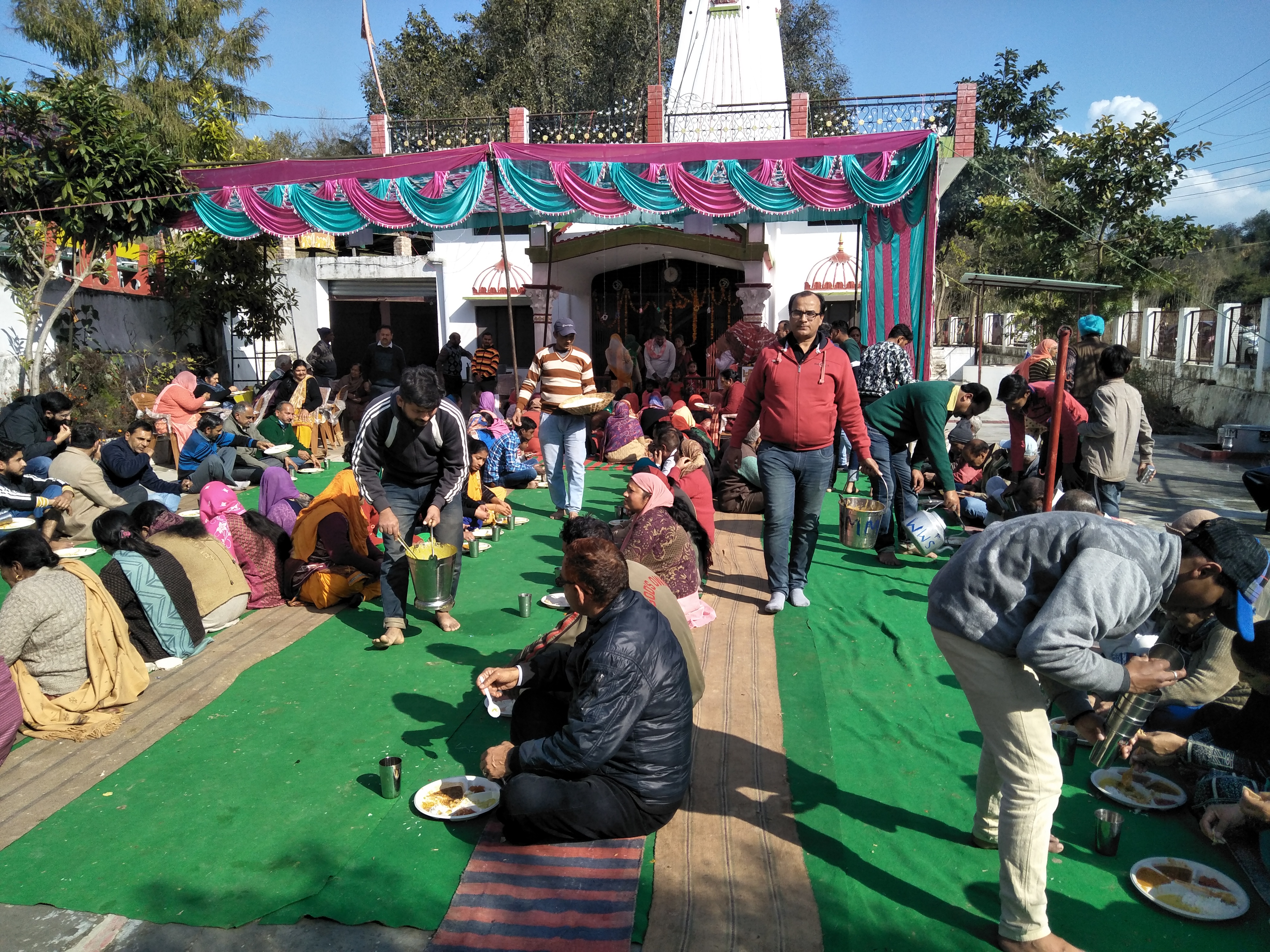नीलेश्वर शिव मंदिर मलाहत में विशाल भंडारे का हुआ आयोजन 