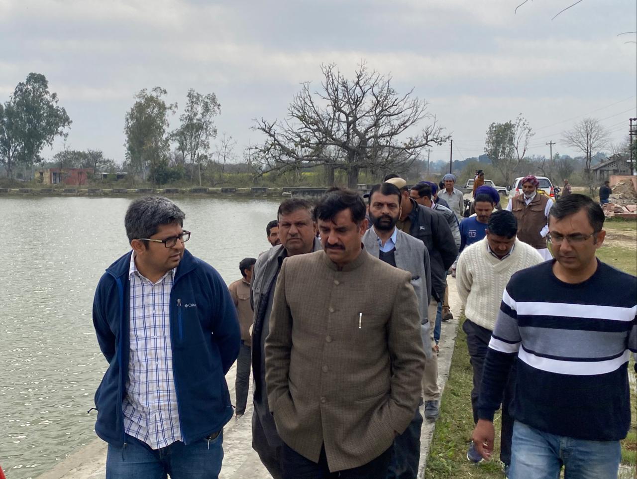 पूबोवाल के तालाब के सौन्दर्यीकरण को लेकर प्रो राम कुमार ने अधिकारियों संग किया निरीक्षण