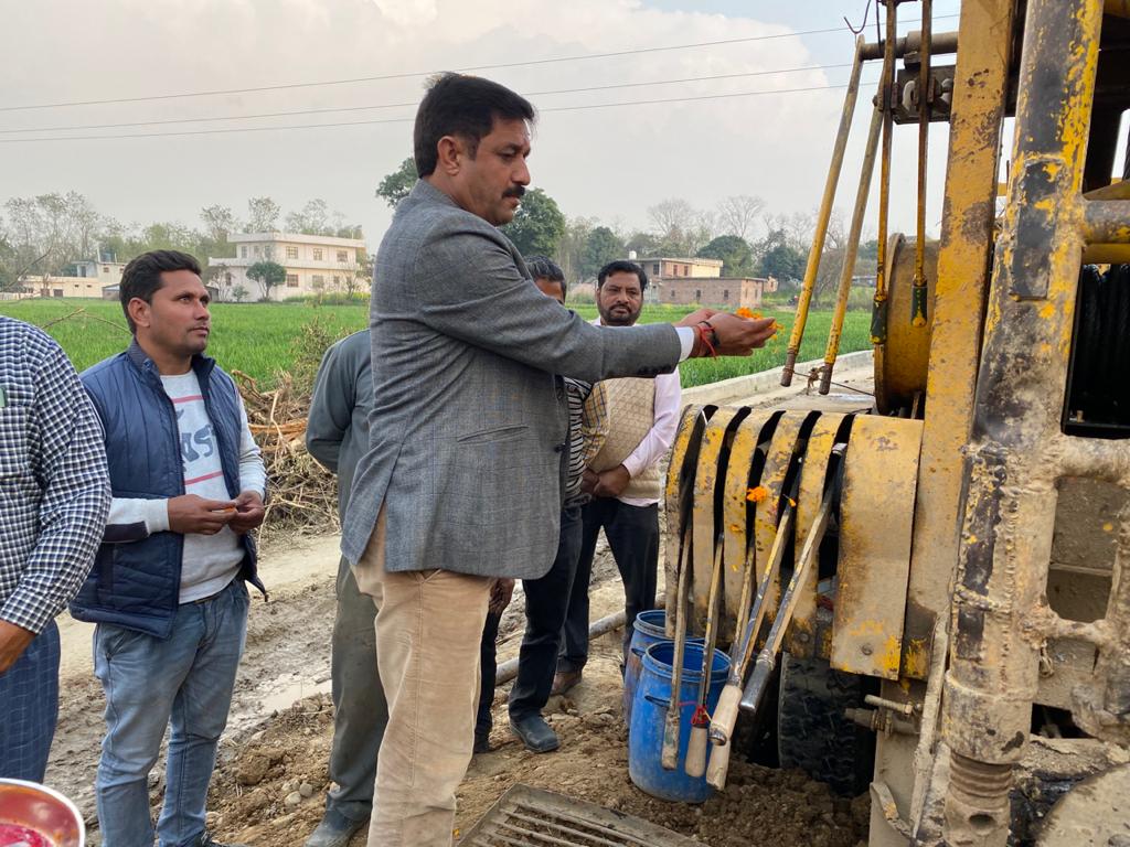 प्रो.राम कुमार ने किया पंजावर में सिंचाई ट्यूबल का भूमि पूजन