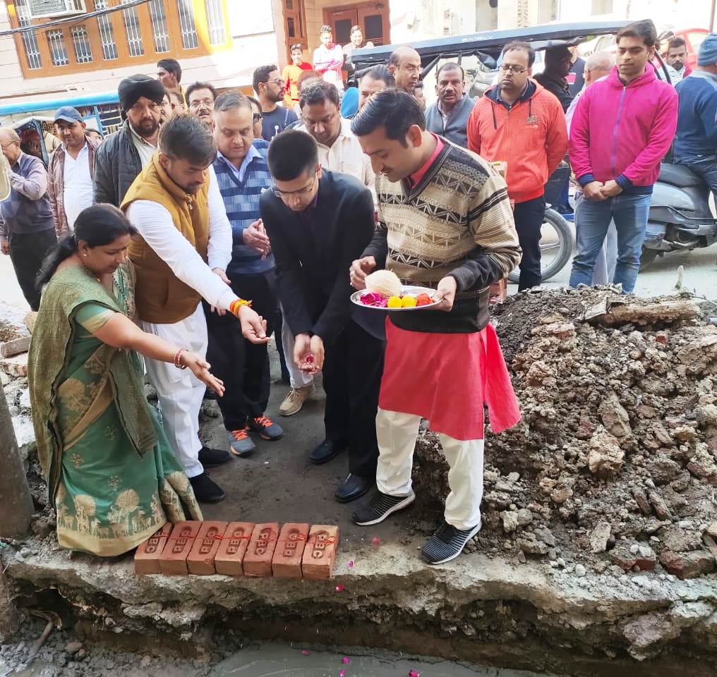 महापौर ने वार्ड-15 में नाले का निर्माण कार्य करवाया शुरू, नागरिको की वर्षों पुरानी मांग को किया पूरा 