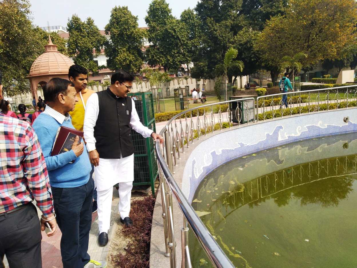 स्वच्छ भारत मिशन के वाईस चेयरमैन सुभाष चंद्र ने किया शहर के पार्कों का औचक निरीक्षण, टूटे शौचालय, सफाई व्यवस्था और सुरक्षा पर निगम अधिकारियों को लगाई फटकार