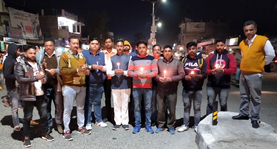 पुलवामा हमले की प्रथम वरसी पर टाहलीवाल बाजार में जवानों को दी श्रदांजलि 