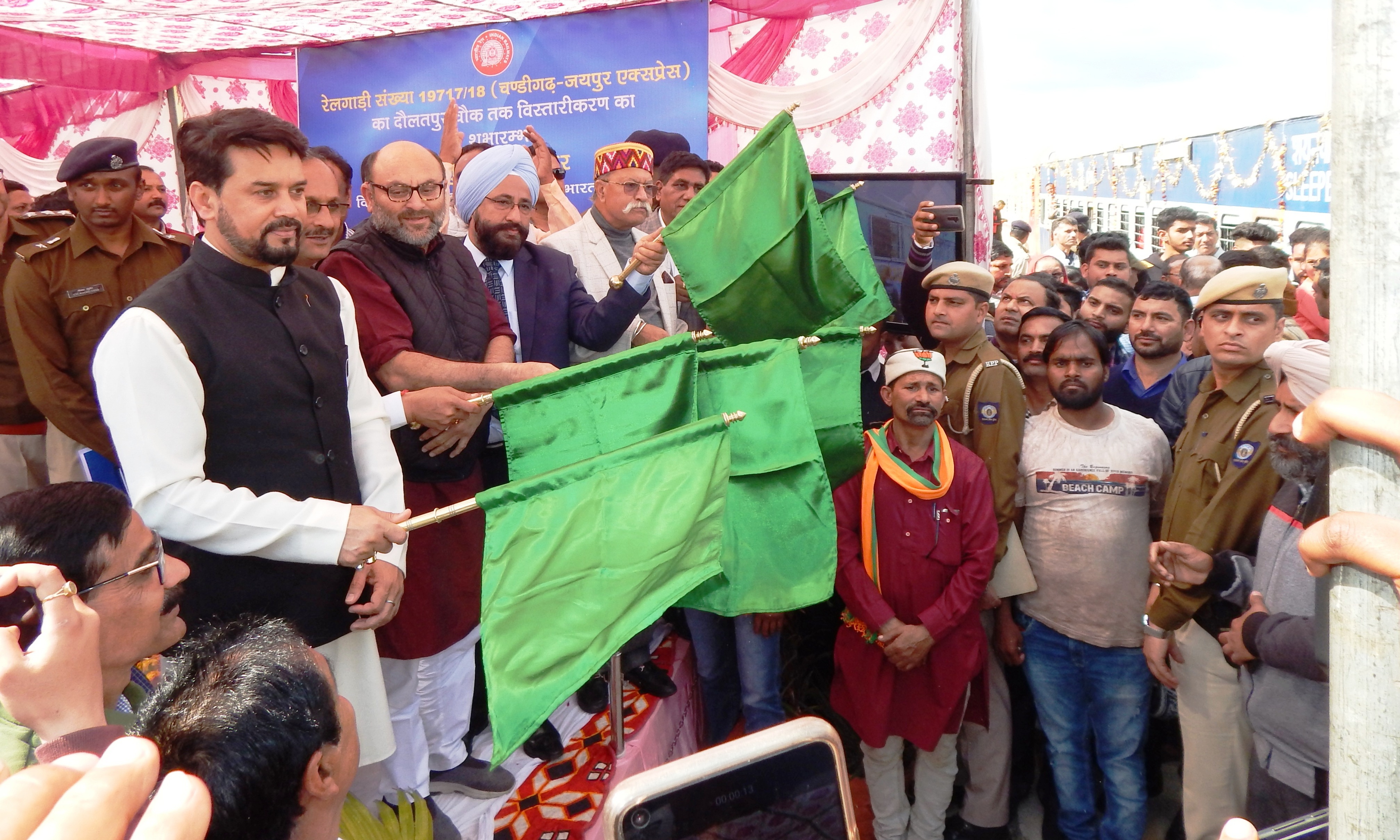 अनुराग ठाकुर ने जयपुर इंटर सिटी एक्सप्रैस ट्रेन को दिखाई हरी झंडी