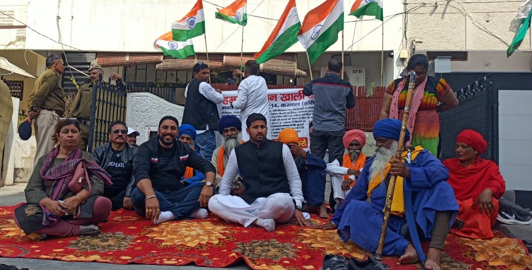 अपने ही घर के बाहर धरने पर बैठे मकान के मालिक, कब्जाधारी 6 घंटे तक बाहर नहीं निकले 