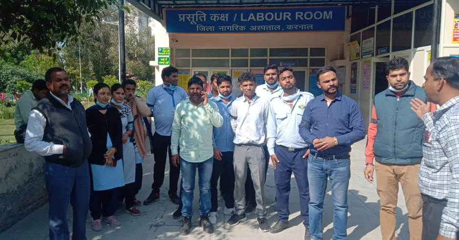 रोजगार सुरक्षा, स्थाई रोजगार व 24000 रुपये न्यूनतम वेतन की मांग को लेकर स्वास्थ्य विभाग के ठेका कर्मचारियों ने काले बिल्ले लगाकर रोष प्रकट किया।