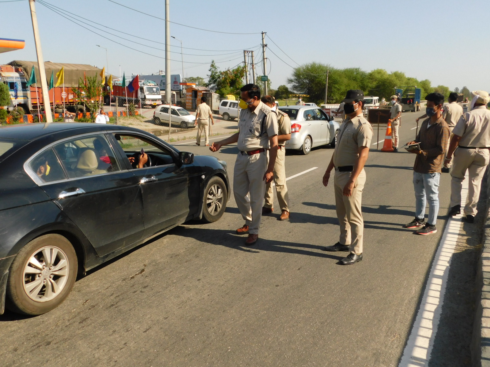 डीएसपी निगरानी में पुलिस ने नाकाबंदी लगाकर की चैंकिंग