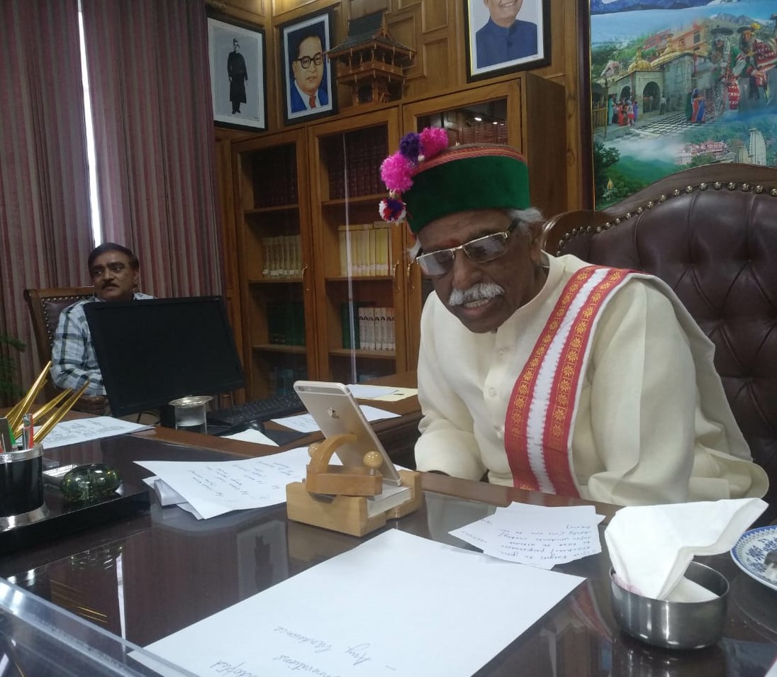 विश्वविद्यालय आॅनलाइन कक्षाओं के लिए करें सोशल मीडिया का प्रयोगः राज्यपाल बंडारू दत्तात्रेय
