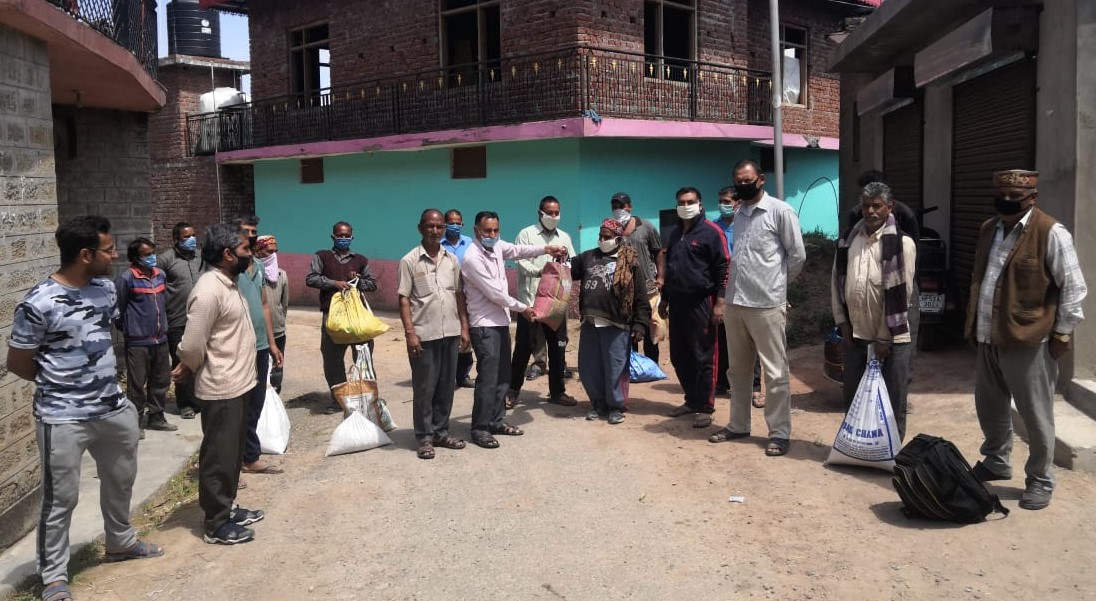 कोरोना संघर्ष समिति ढकरियाणा द्वारा 22 प्रवासी मज़दूर परिवारों को राशन व मास्क वितरित किए