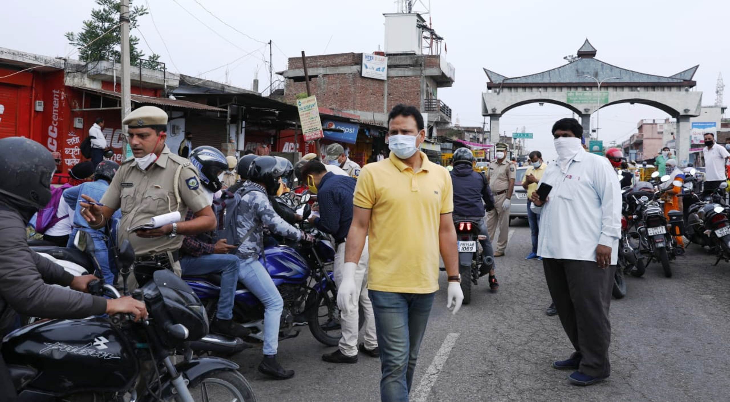 कर्फ्यू में ढील बढ़ने के बाद जायजा लेने सड़क पर उतरे डीसी ऊना संदीप कुमार, कई वाहन जब्त
